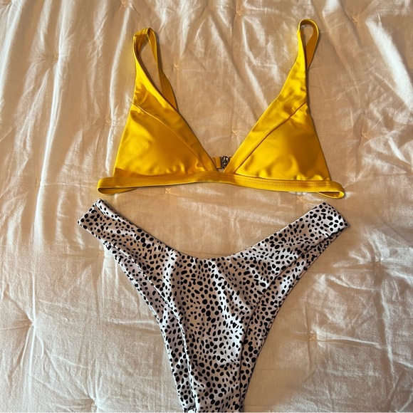 Bikini - Picture 1 of 2
